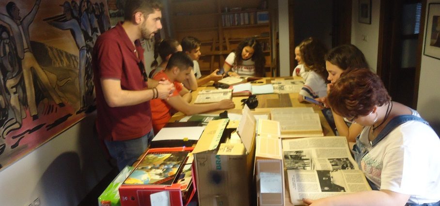 El profesor Fran Hidalgo, con sus alumnos en el taller de archivística.