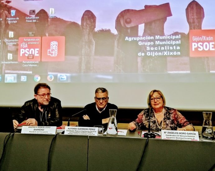 Andrés Rebolledo, en la mesa de exposición de comunicaciones.