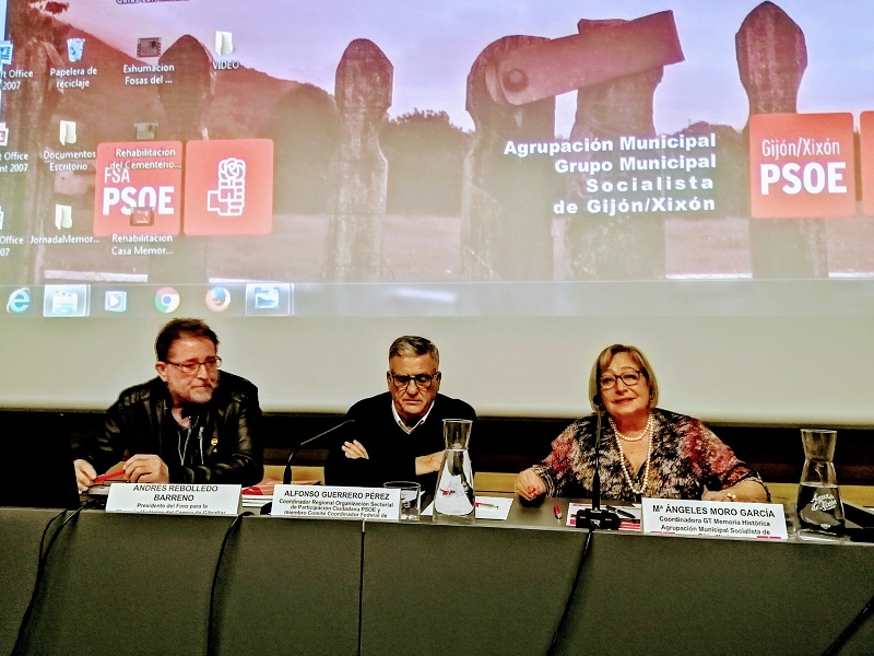 Andrés Rebolledo, en la mesa de exposición de comunicaciones.