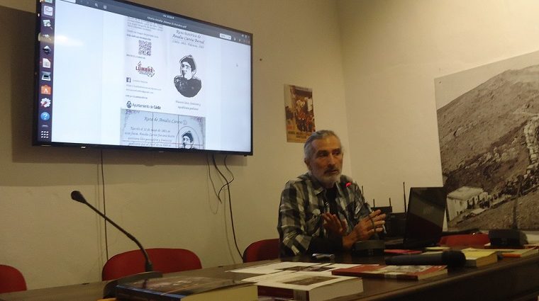Manuel Almisas, durante la presentación de su libro.