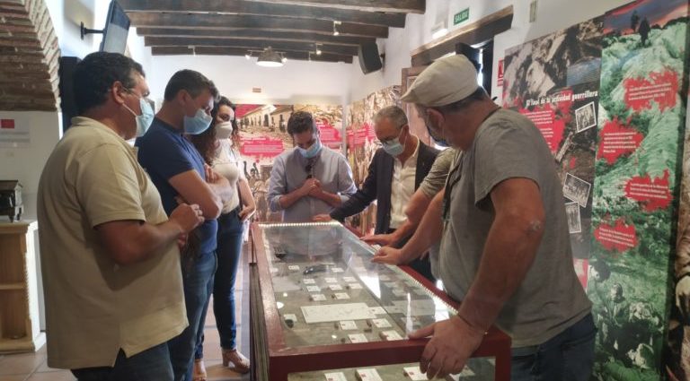 Visita del presidente de la Mancomunidad del Campo de Gibraltar a la Casa de la Memoria.