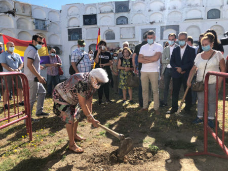 Ceremonia simbólica del inicio de la exhumación en Jimena.