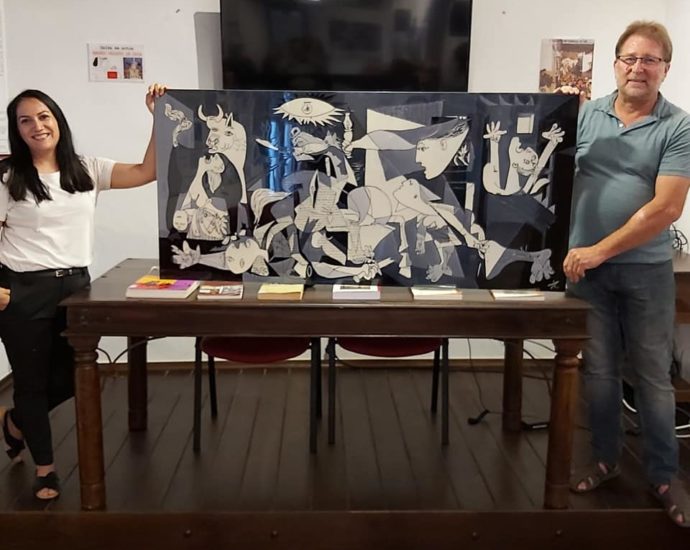 Antonia Talen entrega su obra sobre el Guernica a Andrés Rebolledo, en representación de la Casa de la Memoria.