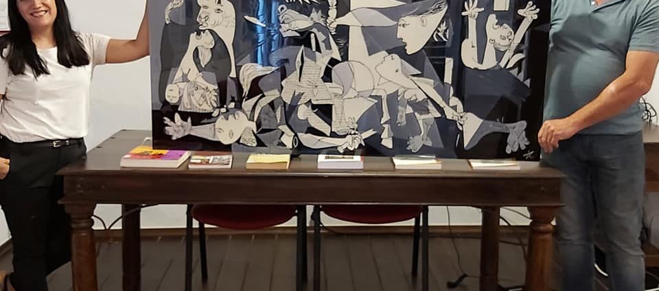 Antonia Talen entrega su obra sobre el Guernica a Andrés Rebolledo, en representación de la Casa de la Memoria.