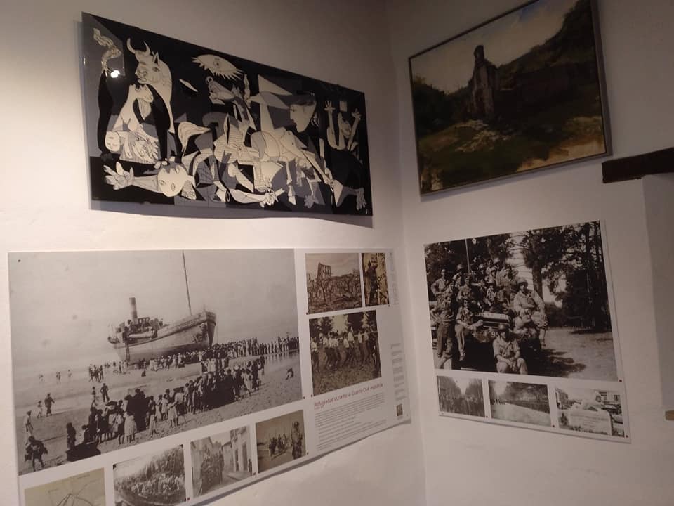 La obra de Antonia Talen sobre el Guernica, instalada en la sala de exposición sobre el exilio en la Casa de la Memoria.