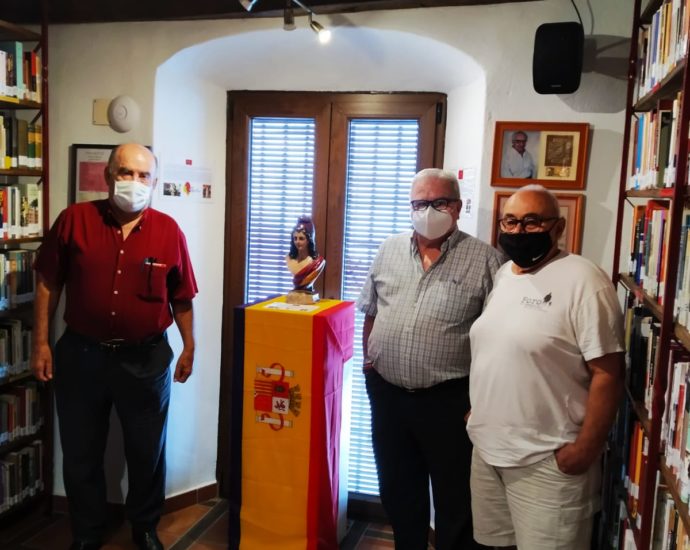 Los representantes de la asociación memorialista de Álora, en la Casa de la Memoria, con un directivo del Foro.