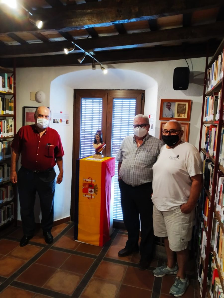 Los representantes de la asociación memorialista de Álora, en la Casa de la Memoria, con un directivo del Foro.