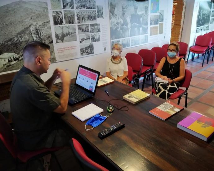 El webmáster Juan Carrasco presenta las características de la web a las editoras Malgara García Díaz y Elena Trujillo Petisme.