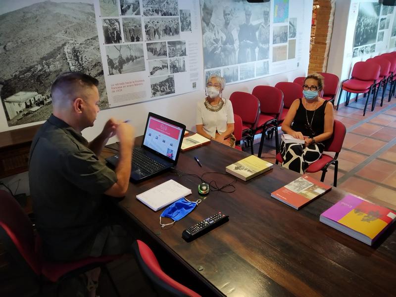 El webmáster Juan Carrasco presenta las características de la web a las editoras Malgara García Díaz y Elena Trujillo Petisme.