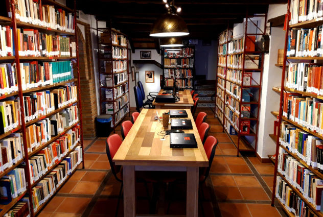 Biblioteca Javier Núñez Yáñez de la Casa de la Memoria.
