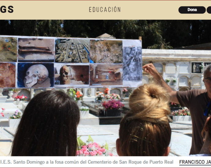 Francisco Javier Pérez Guirao, en una visita guiada a una fosa común, en una imagen que ilustra su artículo en El Salto.