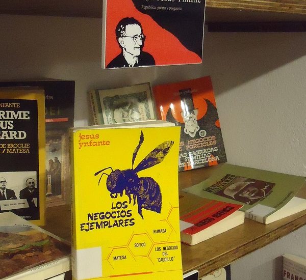 El libro Los negocios ejemplares, en el Rincón de Jesús Ynfante de la Biblioteca Javier Núñez Yáñez de la Casa de la Memoria La Sauceda.