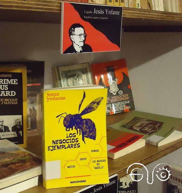 El libro Los negocios ejemplares, en el Rincón de Jesús Ynfante de la Biblioteca Javier Núñez Yáñez de la Casa de la Memoria La Sauceda.