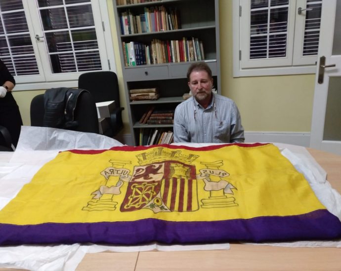 Andrés Rebolledo, ante la bandera tricolor del barco José Luis Díez, en The Gibraltar Museum.