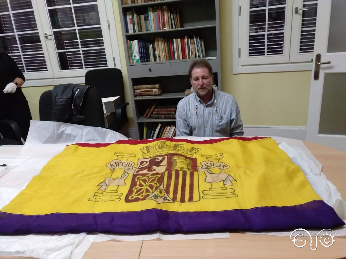 Andrés Rebolledo, ante la bandera tricolor del barco José Luis Díez, en The Gibraltar Museum.