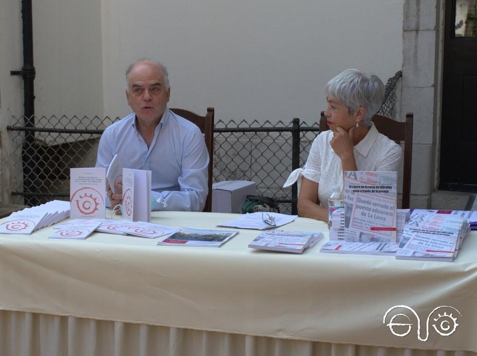 Fernando Sígler y Malgara García Díaz, en la presentación de sus obras en The Gibraltar Garrison Library.