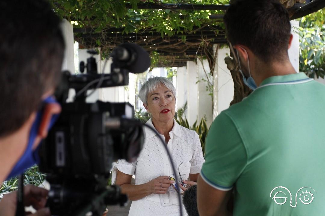 Malgara García Díaz atiende a los medios de comunicación.