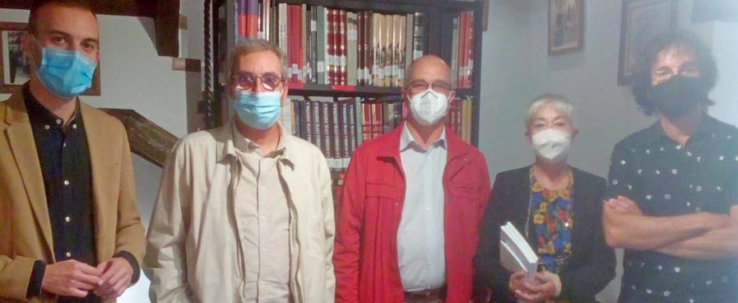 Daniel Moreno a la izquierda, Felipe Barbosa, Fernando Silva y miembros de la Asociación.