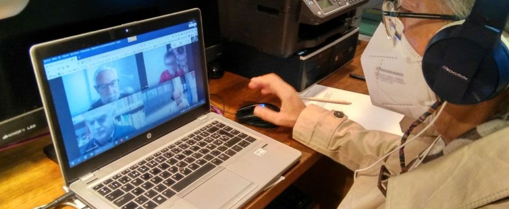 La presidenta de la Asociación Casa de la Memoria, Malgara García Díaz, durante la reunión telemática para la constitución oficial del comité científico de la entidad.