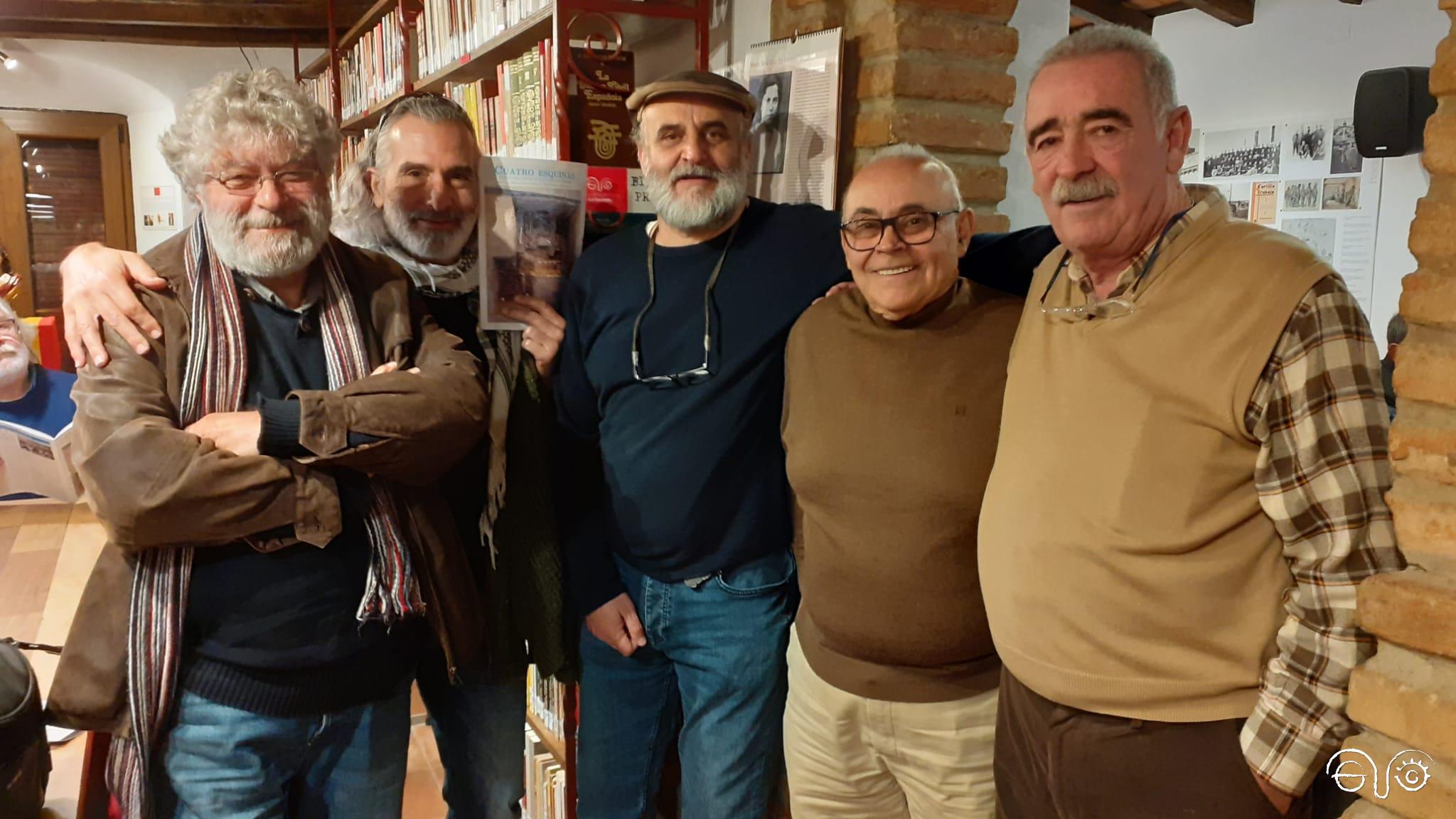 José María Ayala, a la derecha, con otros compañeros del foro por la memoria, al acabar el tercer aniversario de la Casa de la Memoria, en 2019.