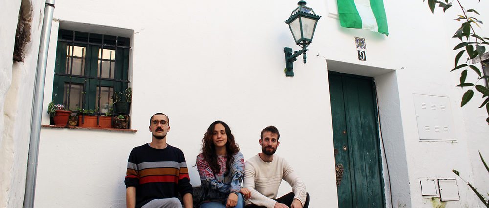 Los tres jóvenes, en la fachada de la casa de Castellar.