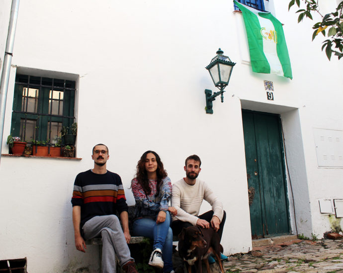Los tres jóvenes, en la fachada de la casa de Castellar.