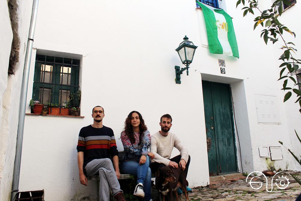 Los tres jóvenes, en la fachada de la casa de Castellar.