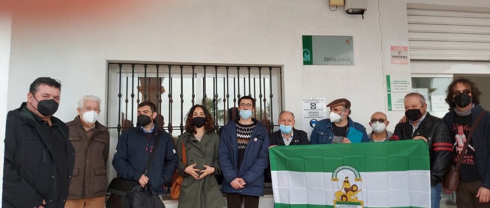 Apoyo a la familia que reclama recuperar la casa del castillo de Castellar, a las puertas del Juzgado de San Roque.