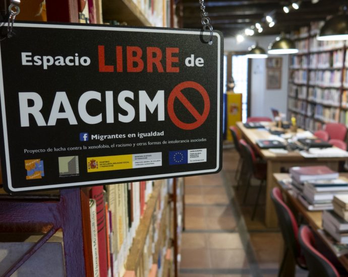 Cartel de la campaña en la biblioteca de la Casa de la Memoria