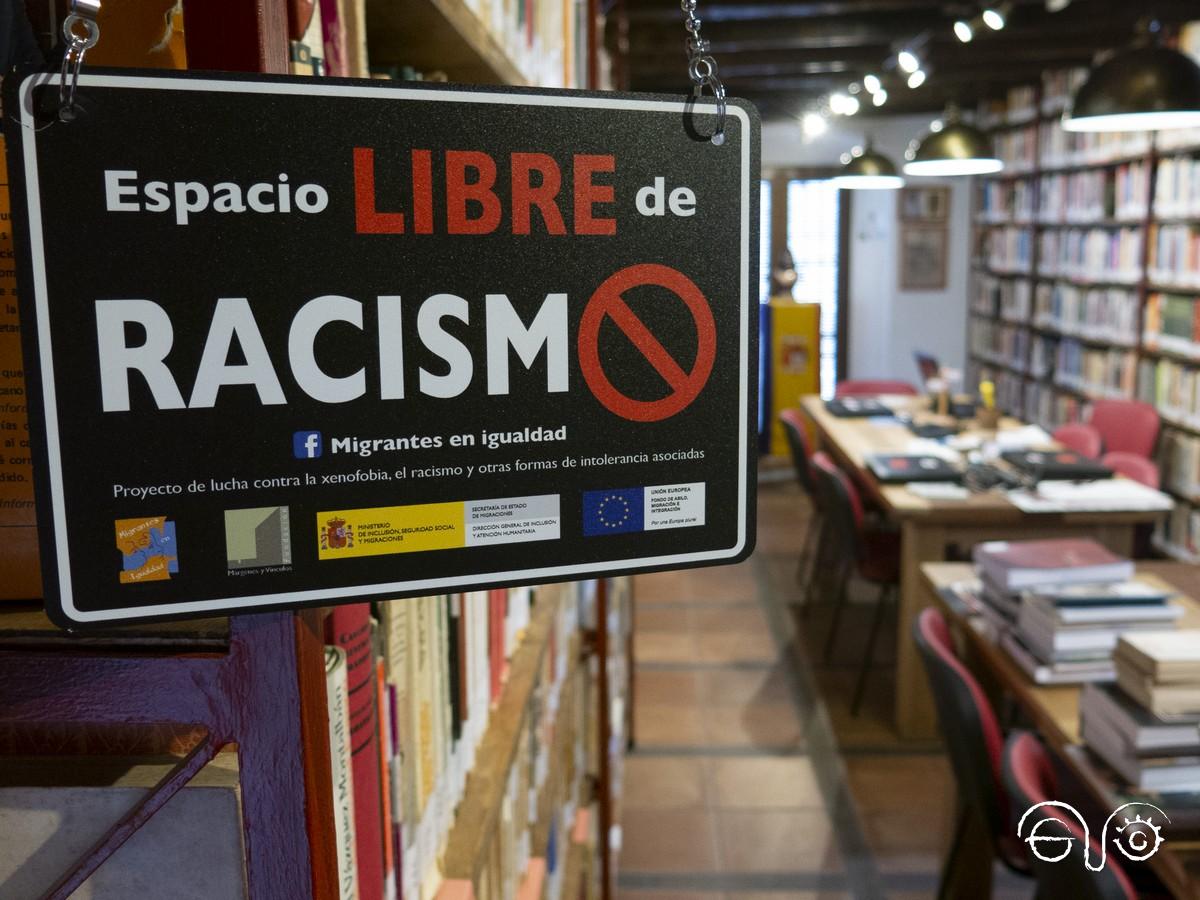 Cartel de la campaña en la biblioteca de la Casa de la Memoria