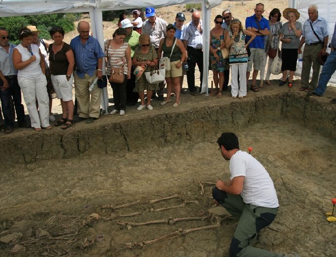 Exhumación de una fosa del Marrufo en 2012.