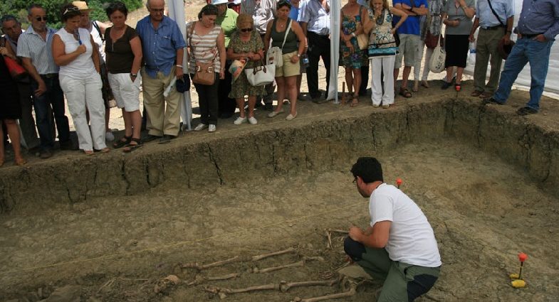 Exhumación de una fosa del Marrufo en 2012.