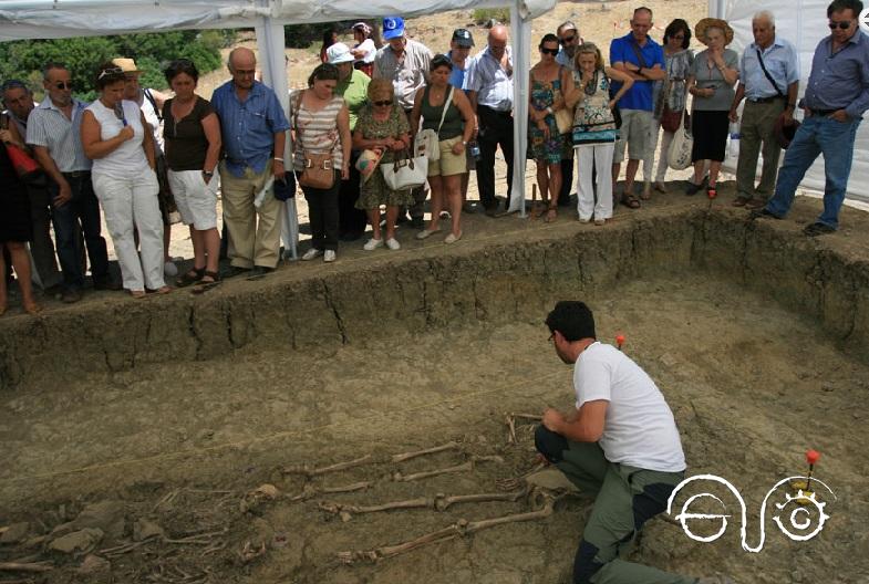 Exhumación de una fosa del Marrufo en 2012.