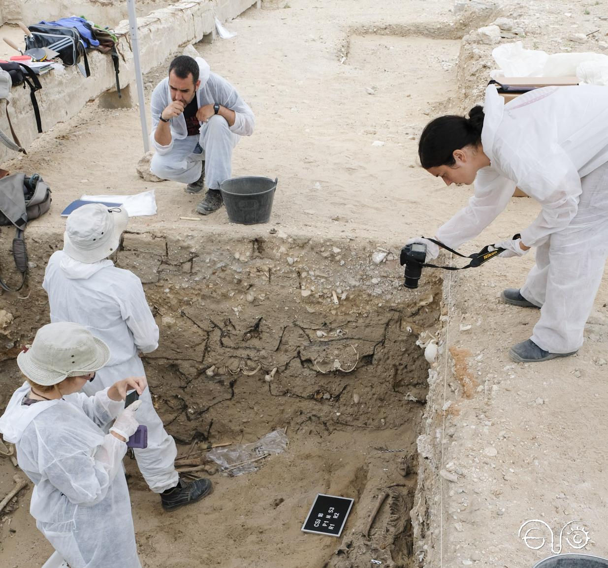 Exhumación de una fosa en el cementerio de San José de Cádiz.