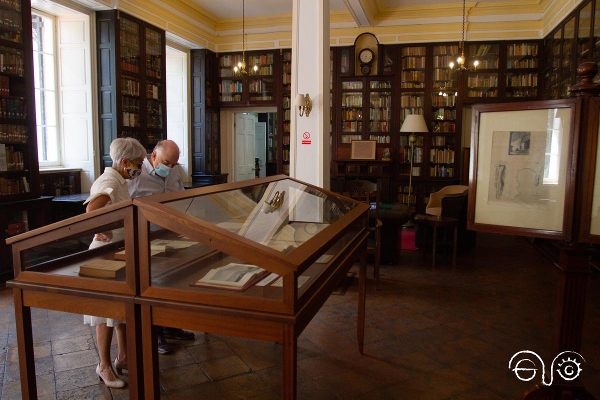 Miembros de la Asociación Casa de la Memoria, en una visita a la Gibraltar Garrison Library.