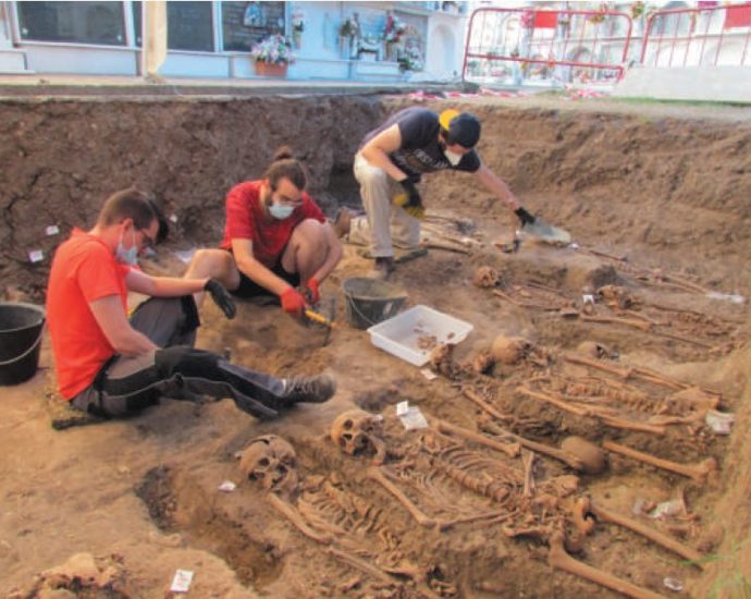 Exhumaciòn de una fosa en el cementerio de Jimena (Foto: Juan Carlos Bilbao).