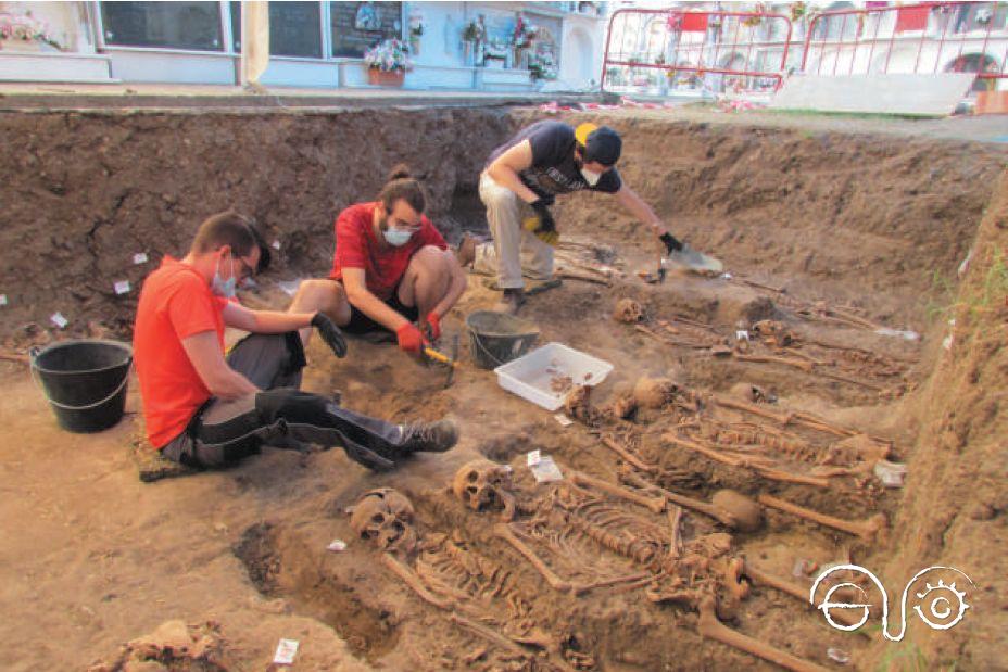 Exhumaciòn de una fosa en el cementerio de Jimena (Foto: Juan Carlos Bilbao).