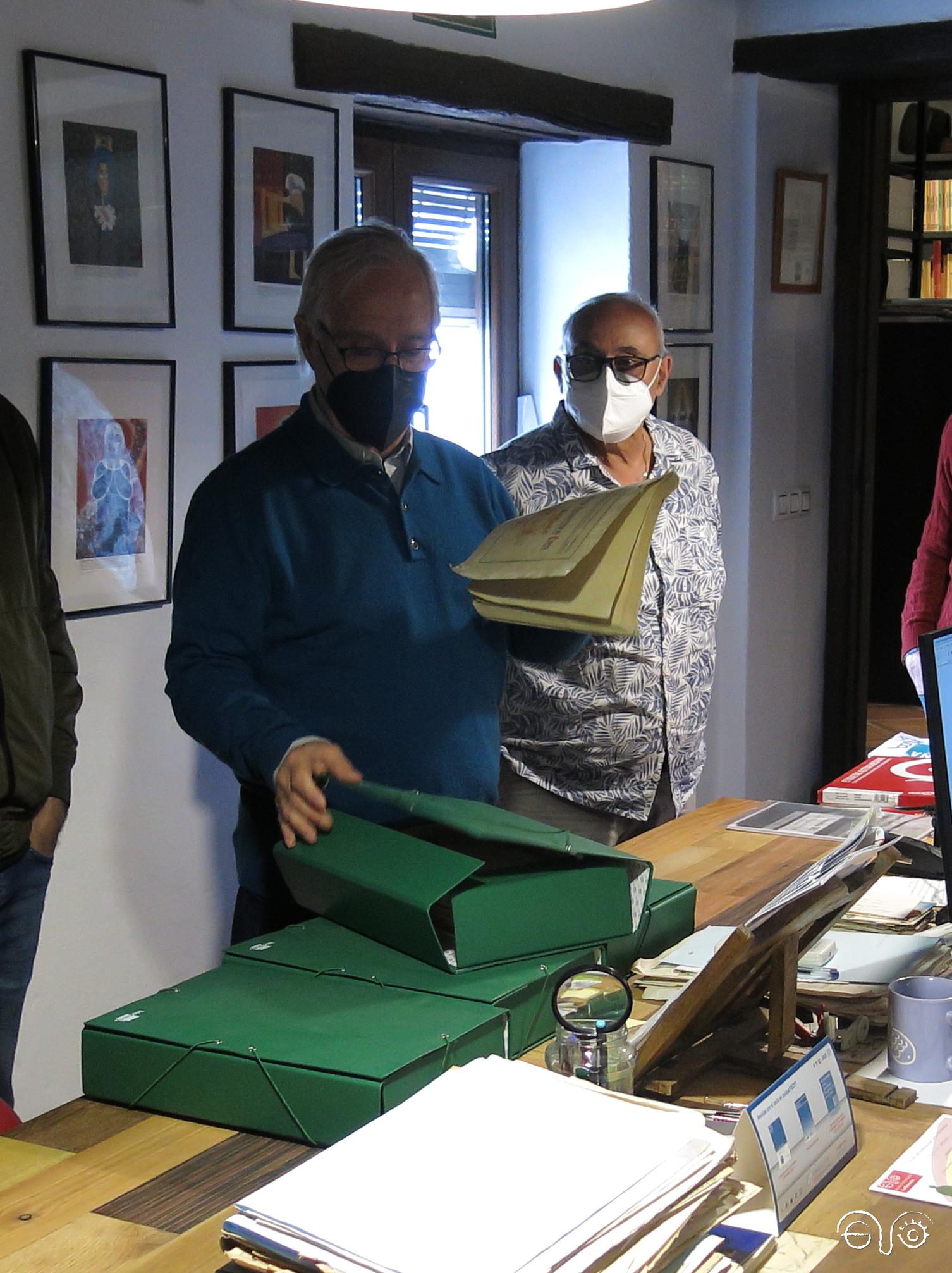 Lorenzo Gómez Chacón y Felipe López, en el archivo de la Casa de la Memoria.