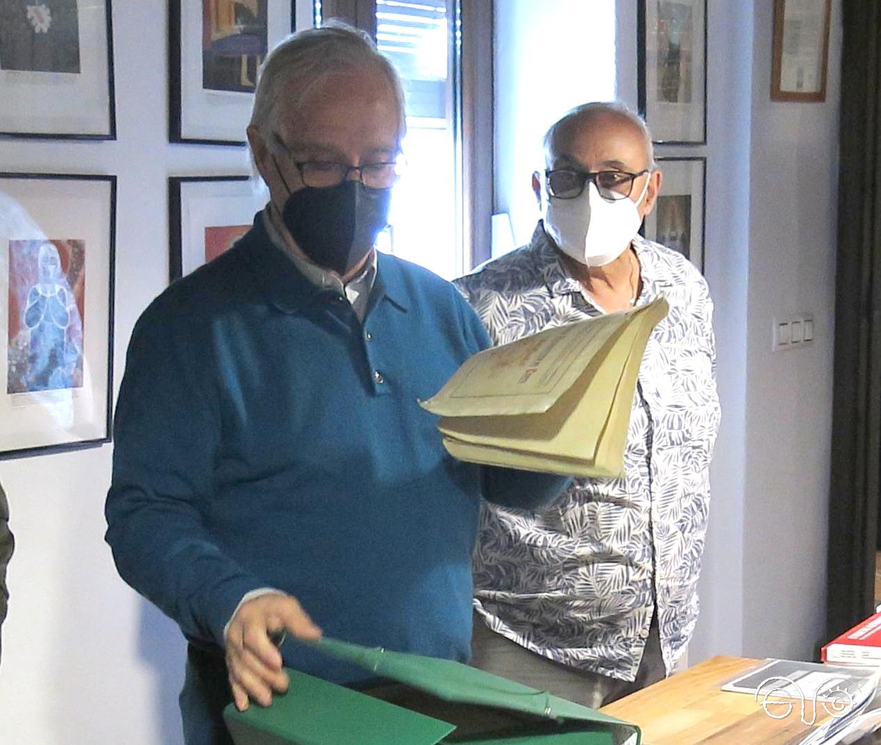 Lorenzo Gómez Chacón y Felipe López, en el archivo de la Casa de la Memoria.