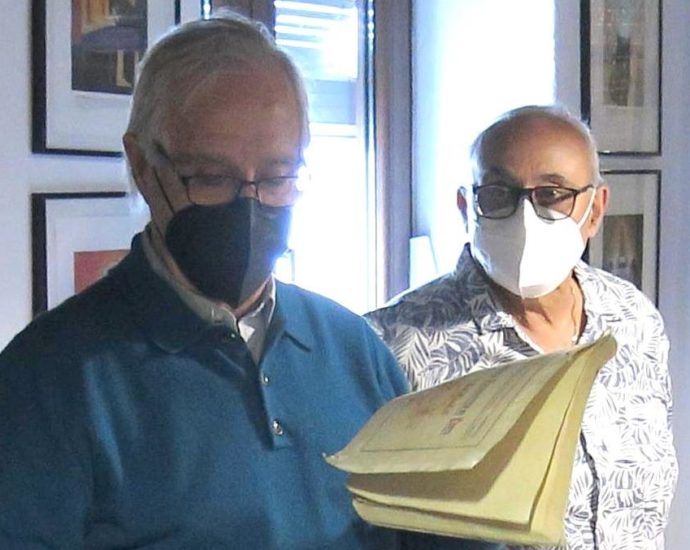 Lorenzo Gómez Chacón y Felipe López, en el archivo de la Casa de la Memoria.