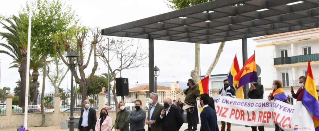 Representantes políticos y memorialísticos en la conmemoración de la República en San Roque.