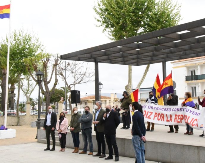 Representantes políticos y memorialísticos en la conmemoración de la República en San Roque.