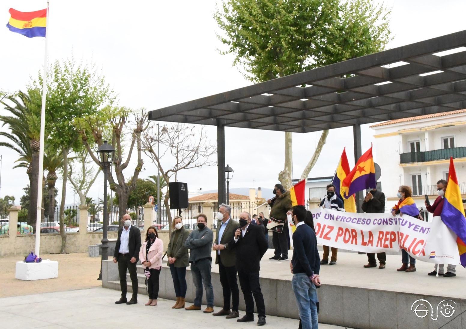 Representantes políticos y memorialísticos en la conmemoración de la República en San Roque.