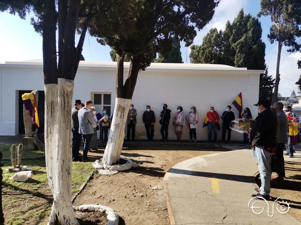 Un momento del acto celebrado en el cementerio viejo de Algeciras el 17 de abril de 2021.