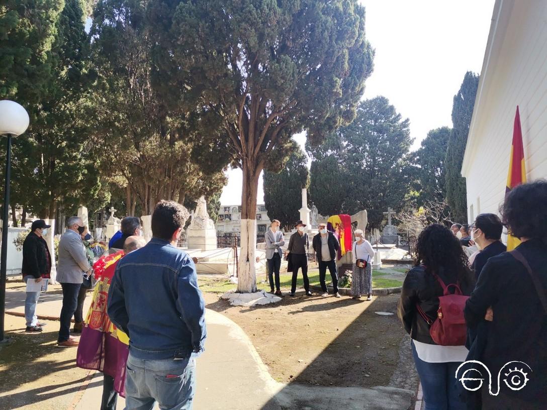 Cementerio de Algeciras en la mañana del sábado 17 de abril. Acto de homenaje a las víctimas del fascismo y de reafirmación republicana..