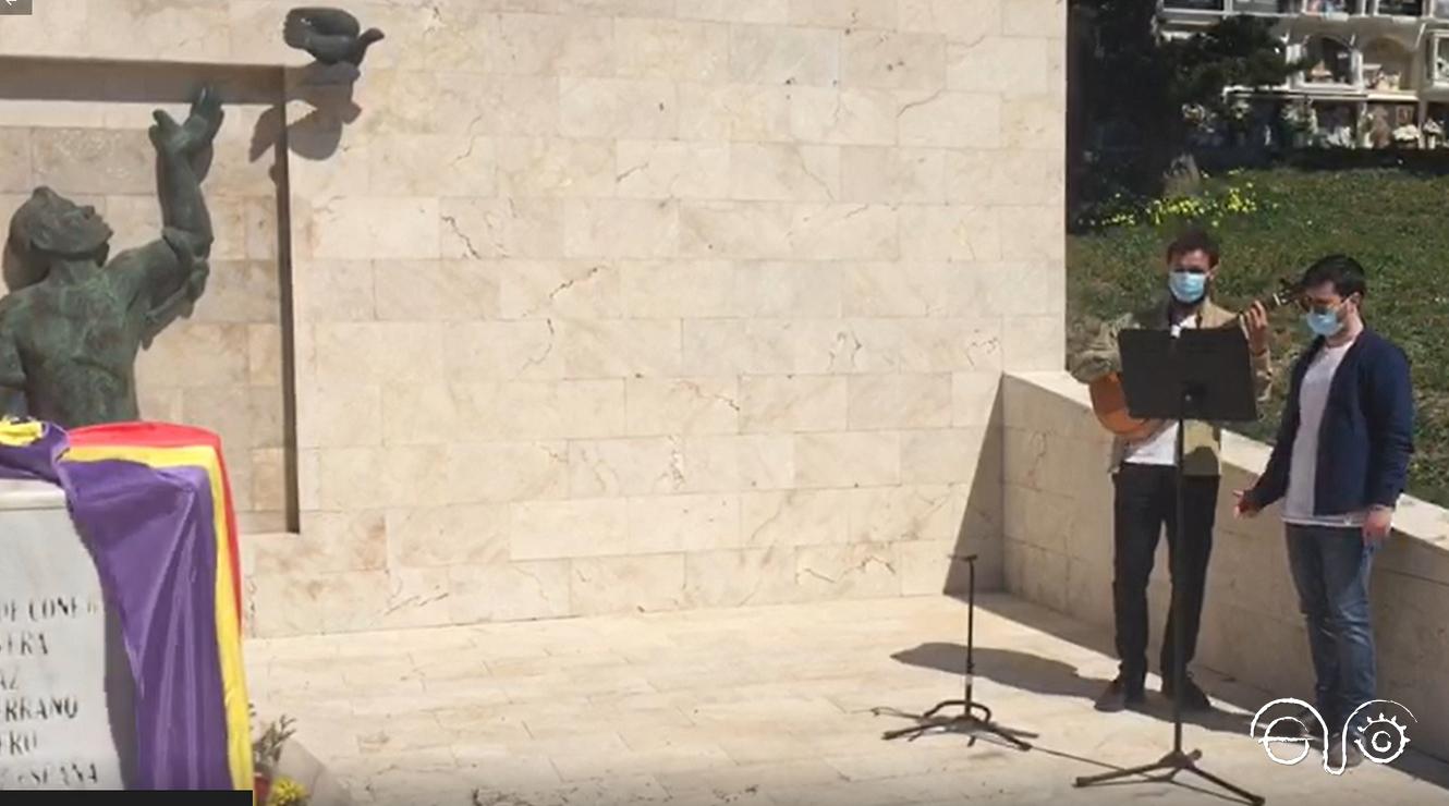 José Francisco Castro y Curro Moya cantan en el cementerio de Tarifa en recuerdo a las víctimas del franquismo, hoy sábado 17 de abril.