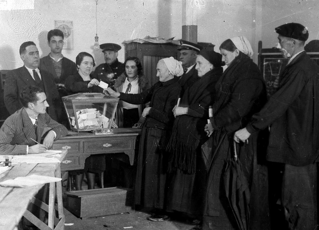 Referéndum sobre el Estatuto vasco-navarro del 5 de noviembre de 1933 en Éibar. Fue la primera ocasión en que votaron las mujeres durante la Segunda República Española, que en el resto del país pudieron hacerlo en las elecciones generales del 19 de noviembre de 1933. 