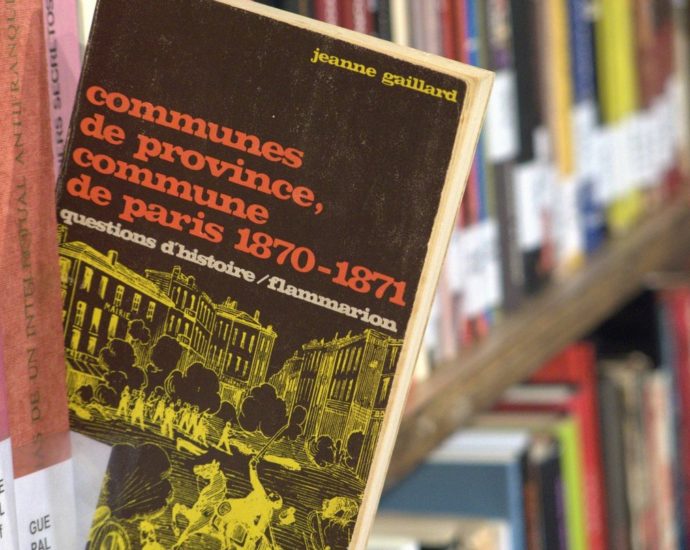 Ellibro de Jeanne Gaillard sobre la Comuna de París, en la Biblioteca de la Casa de la Memoria.