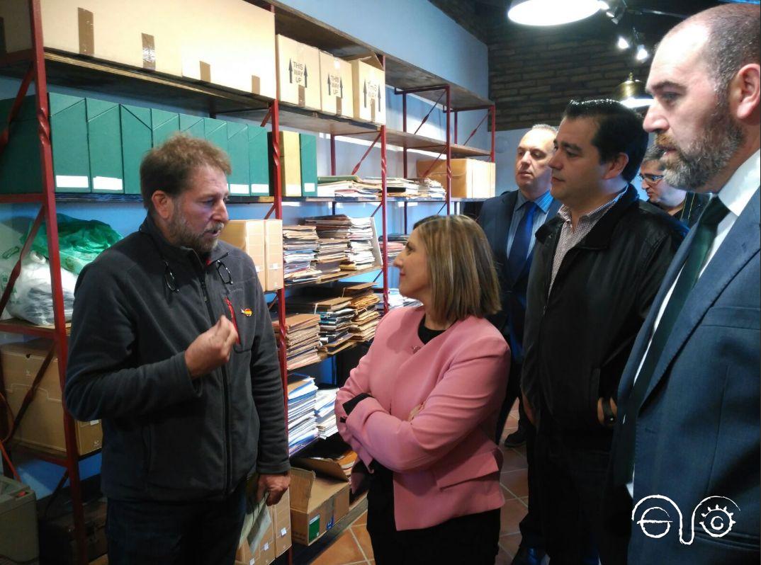 El presidente del Foro, Andrés Rebolledo, explica a la presidenta de la Diputación de Cádiz, Irene García, las características del archivo.