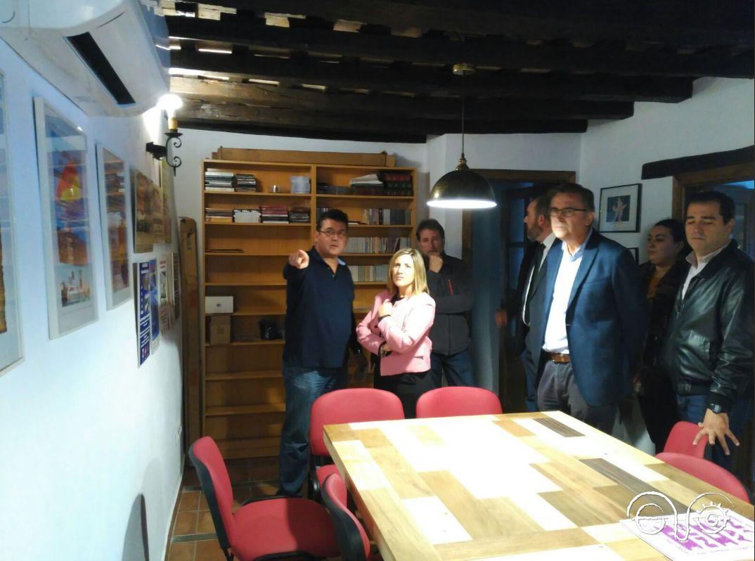 El directivo del Foro Arturo Quintero muestra a la presidenta de la Diputación de Cádiz, Irene García, la sala de reuniones.